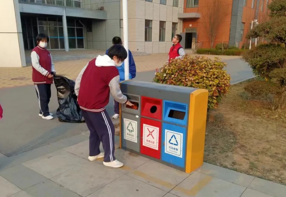 清潔校園展新篇，志愿服務(wù)凈心田——安陽(yáng)市飛翔學(xué)校組織開(kāi)展“學(xué)雷鋒，文明校園我先行”志愿活動(dòng)